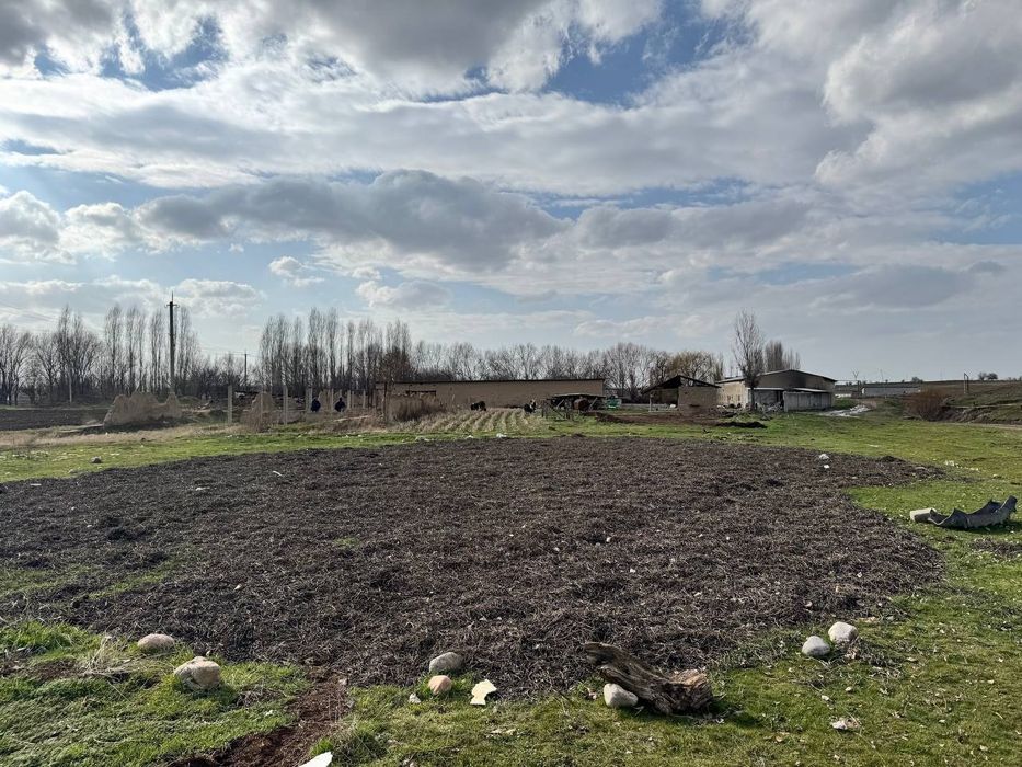 Ер сотилади  навруз мфйда турар жойдан узокро