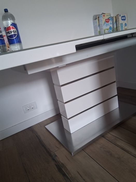 Masa de bucatarie moderna din metal si sticla