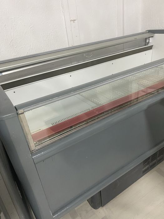 Продам недорог витрину