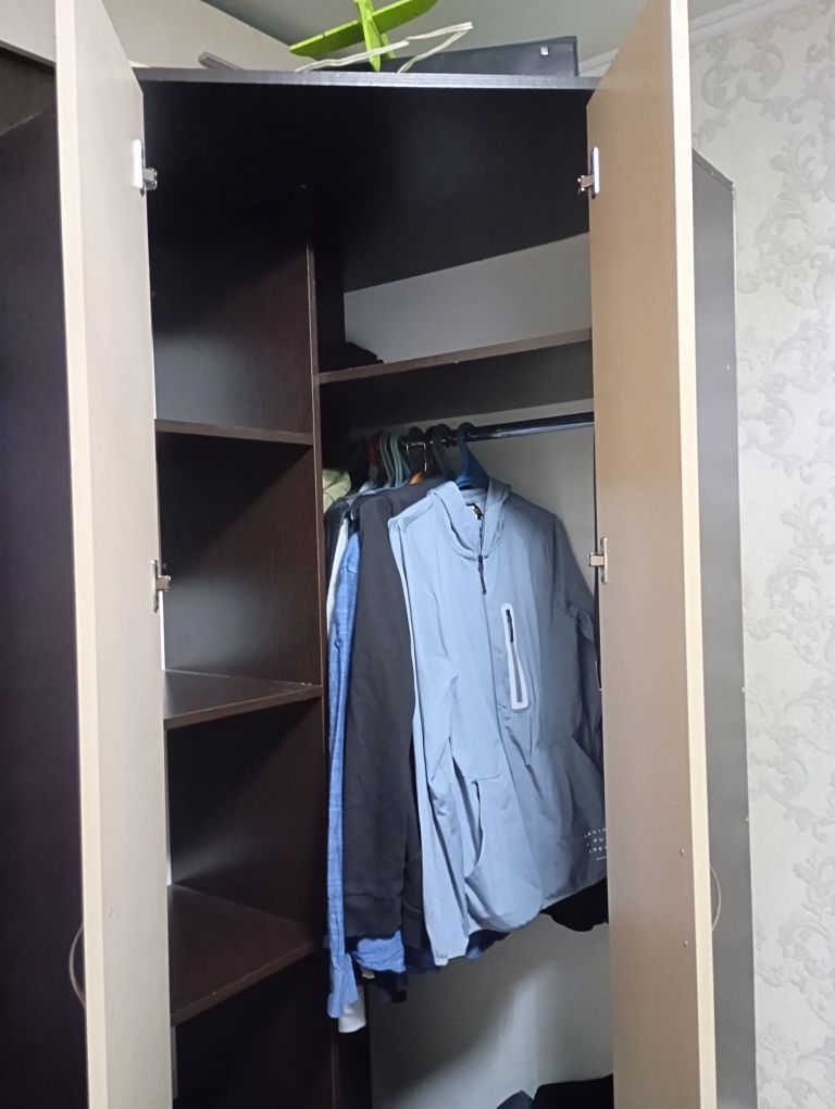Продам угловой шкаф