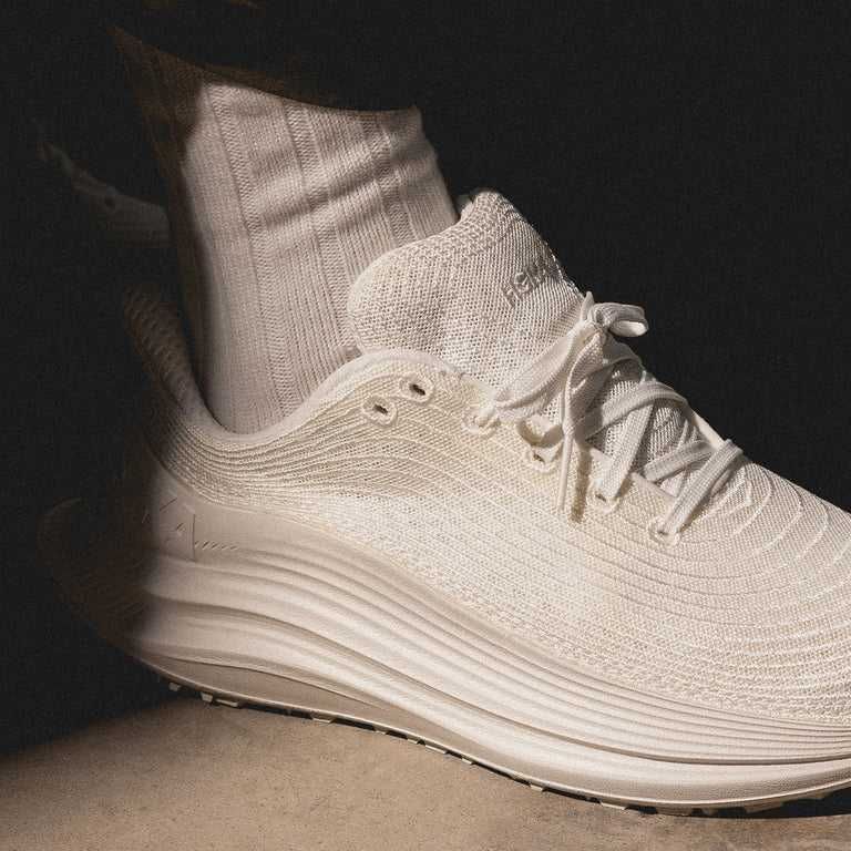 hoka one one thoughtful creation 42 2/3 si 46 2/3
