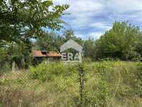 Голям парцел за продажба, с ток, вода и постройка, в центъра на с. Доб