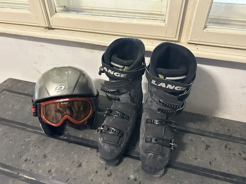 Vand clapari, casca si ochelari de ski