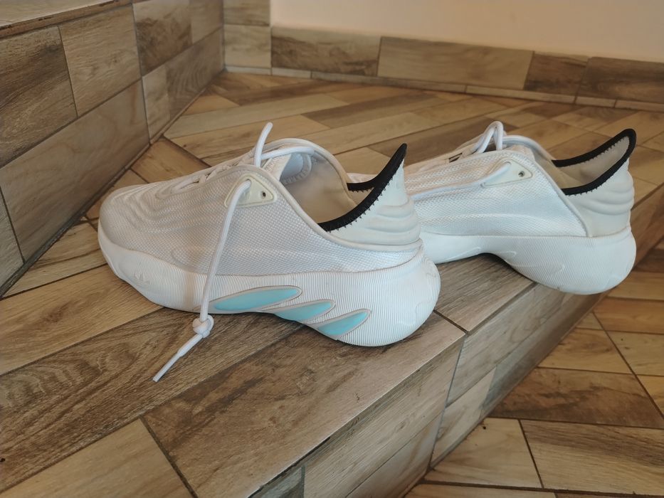 Adidași adidas albi și adidasii Tommy bleomarin