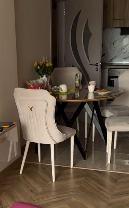 Кръгла кухненска маса