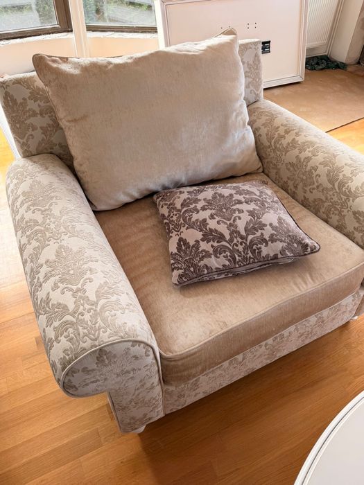 Canapea bej L:255 cm,Fotoliu L130cm .
