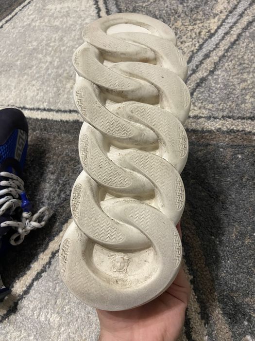 Versace chain reaction