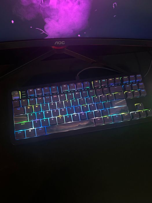 Гейминг компютър с периферни устройства