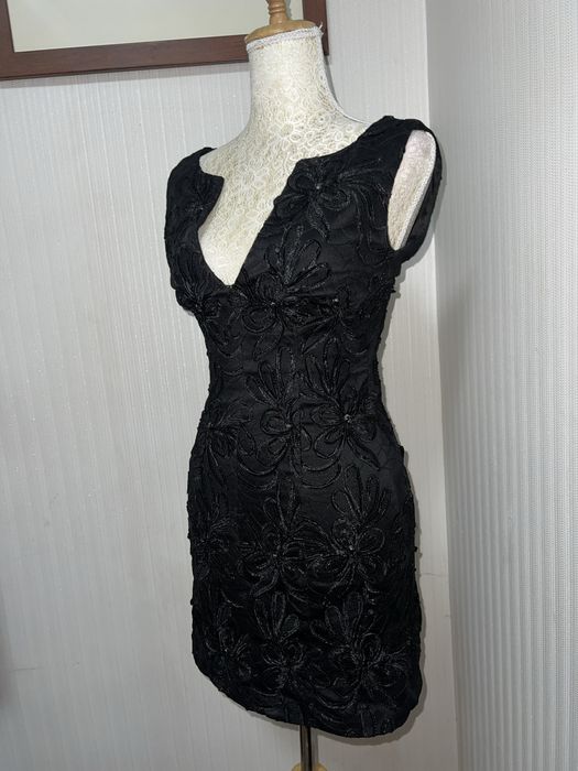 Чёрное вечернее платье.