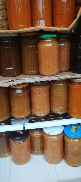 Borcane cu dulceață și muraturi