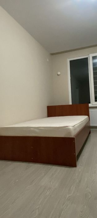 Продам кровать двухспальный вместе с матрасом