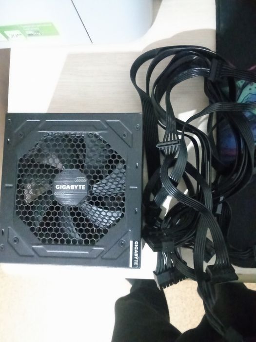 Модульный блок питания Gigabyte P750GM
