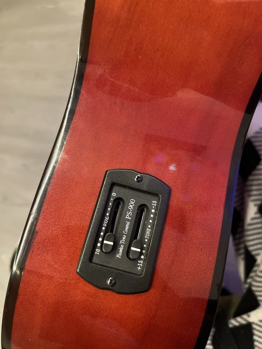 Vand chitara mai multe detali in privat