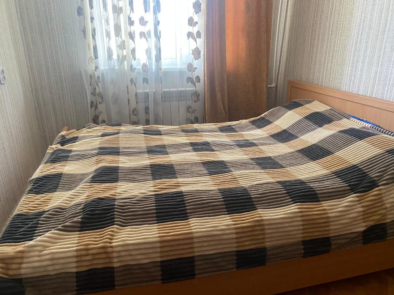 Двухспальная кровать с матрасом