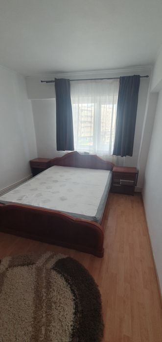 Persoana fizica închiriez apartament 2 camere Decomandat Centru-  Hala