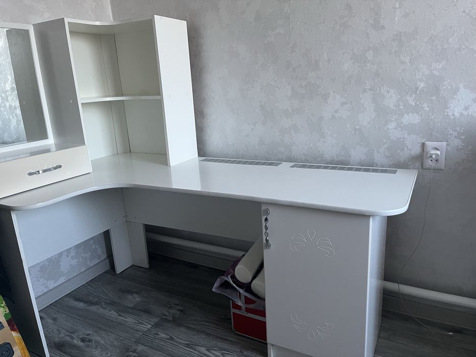 Продам срочно  письменный стол , тумбочку , кровать