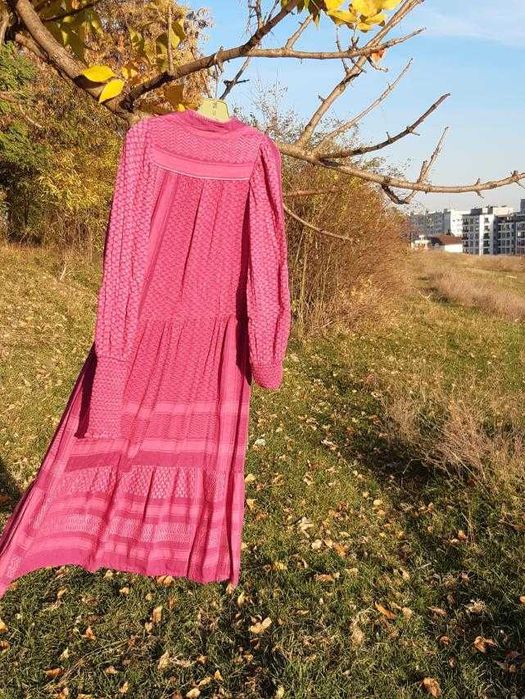 лека рокля в свеж цикламен цвят