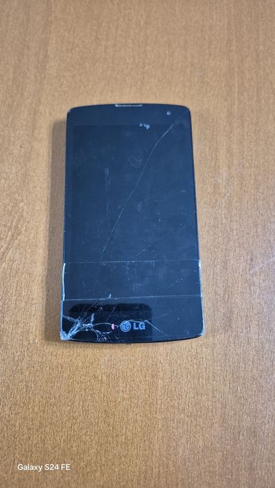 Telefon LG cu folie putin sparta