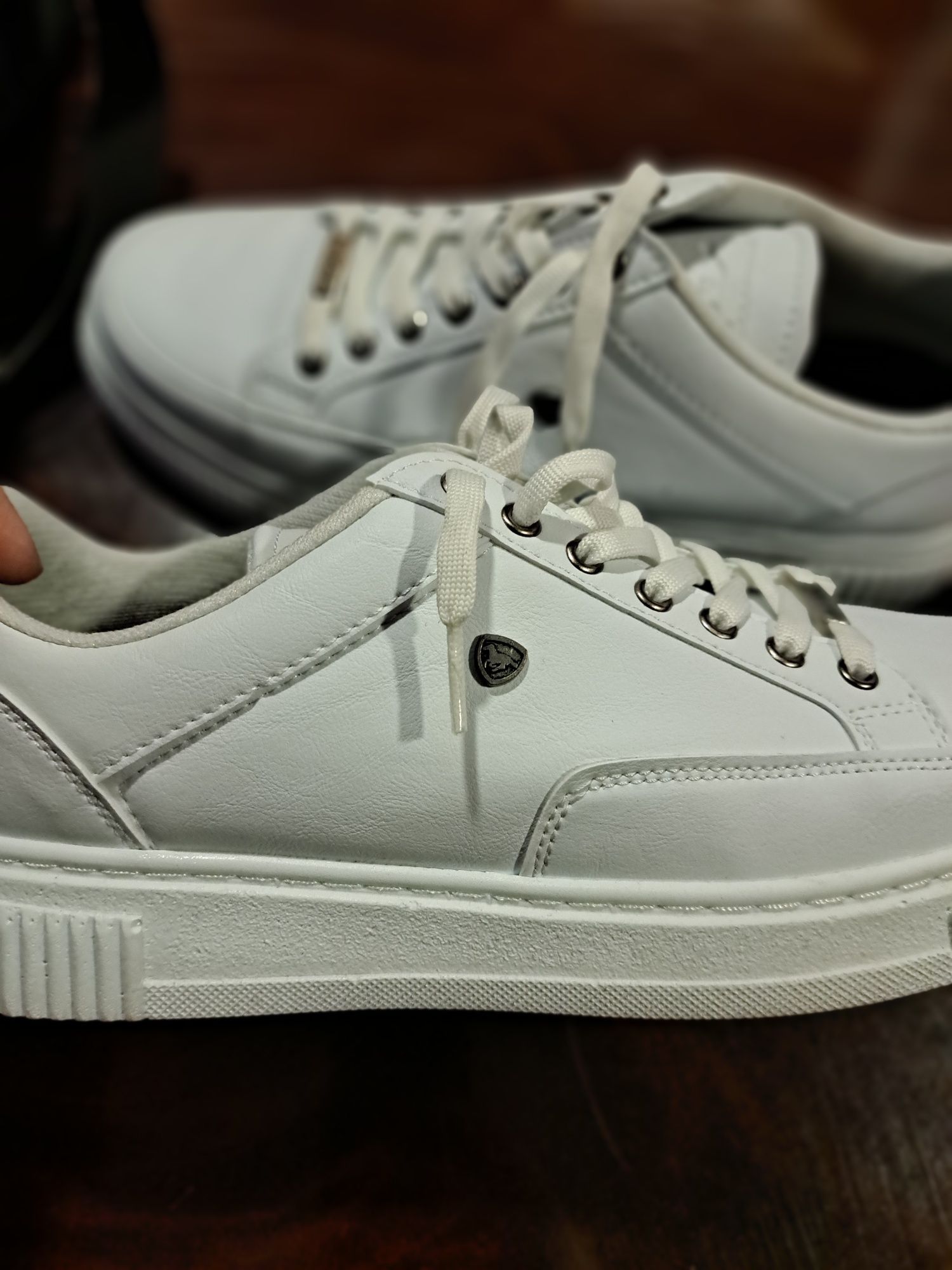 Бели спортни обувки унисекс номер 45