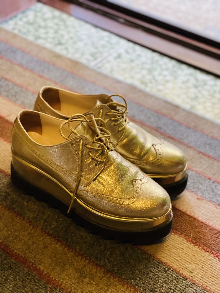 Pantofi de piele aurii