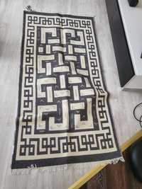 2 броя килим подходящ за декор и ежедневие