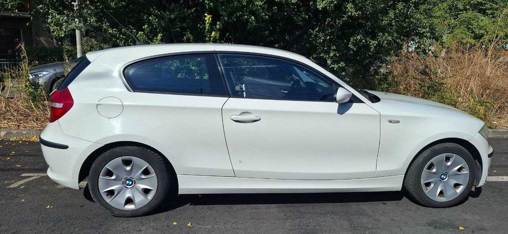 Vând BMW Seria 1 alb - 116i benzină, 2009, rulaj mic, bine întreținută