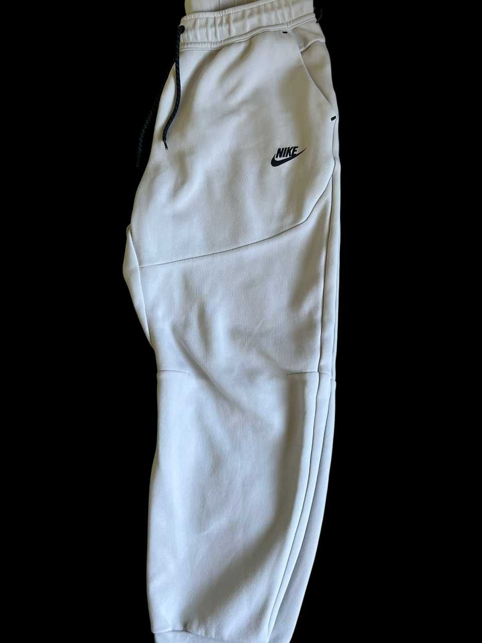 Pantaloni Nike Tech Fleece Albi