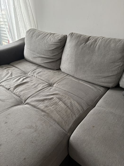 Canapea gri Mobexpert cu spatiu de depozitare si perne mici incluse