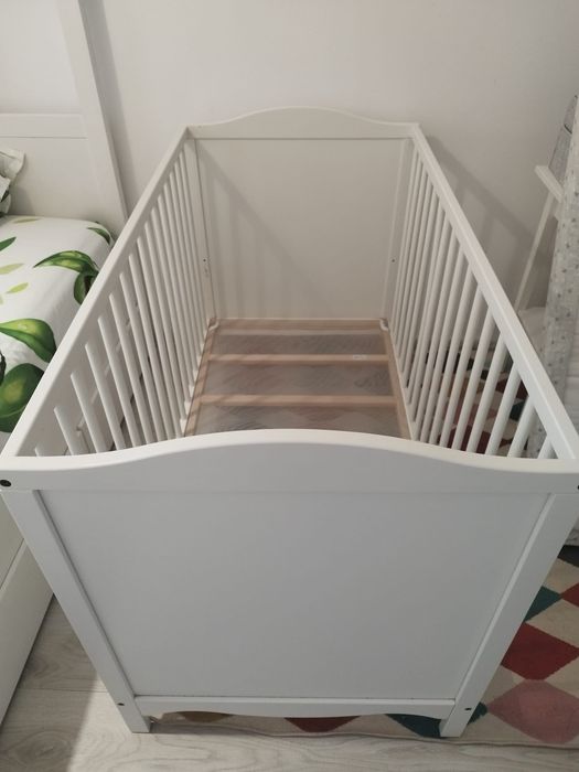Vand patut IKEA Smågöra Sprinkelseng med madrass
Til salgs