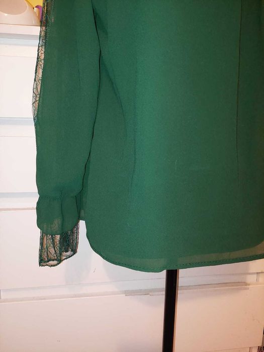 Cămașă superbă verde, vaporoasă, cu manșete și accesoriu la gât