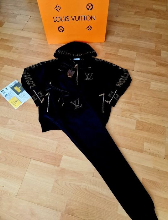 Treninguri dama Louis Vuitton,marimi diverse,logo metalic auriu,sacule