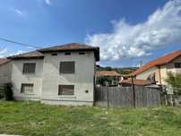 Casă de vânzare în comuna Zăvoi