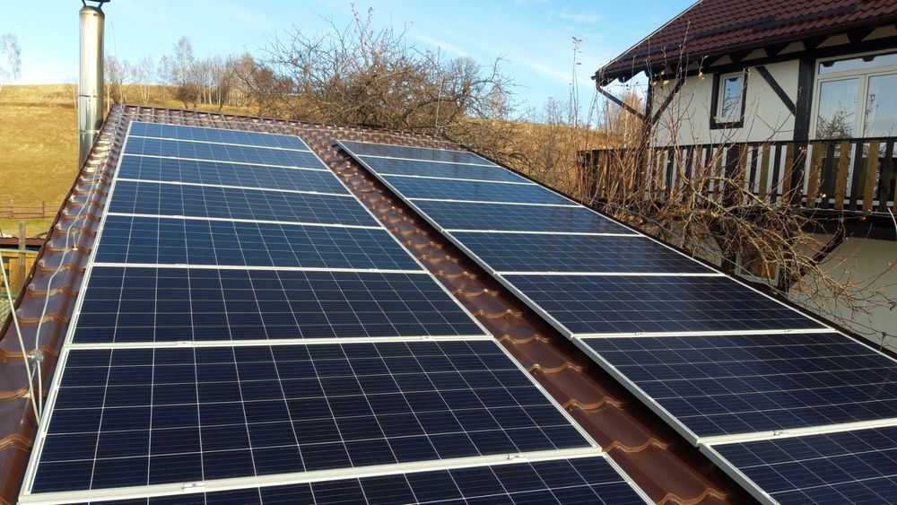 Panouri fotovoltaice, acumulatori, invertoare, montaj