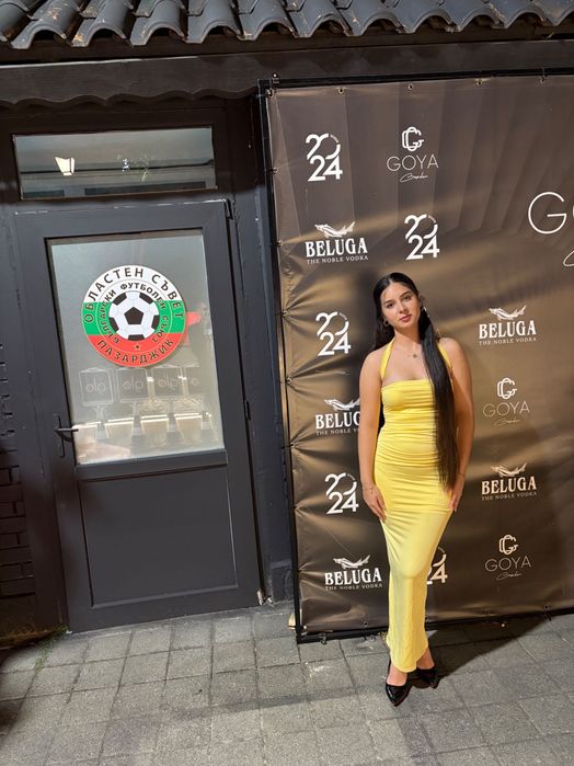 Жълта еластична рокля за излизания, официални поводи.