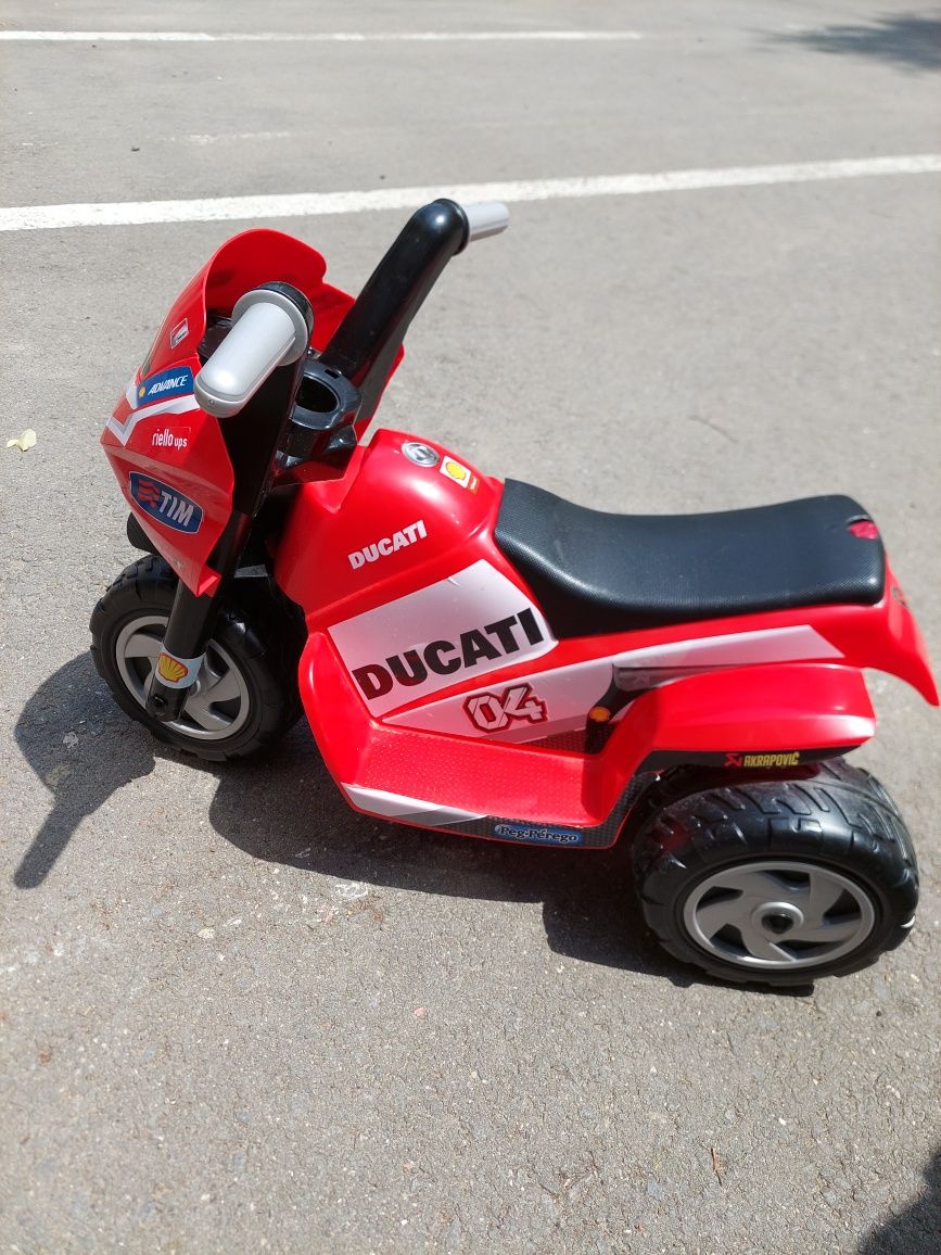 Mașinuța/moto electrica DUCATI - PEG PEREGO ITALIA