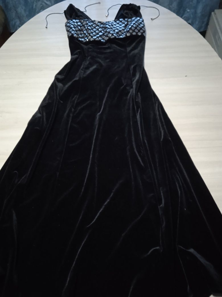 Вечернее платье черного цвета