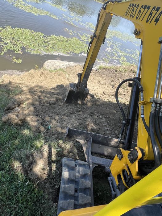 Inchiriez  miniexcavator cu brat lung si picon !