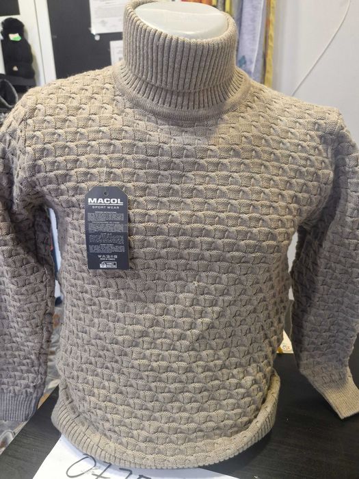 Pulovar barbat pe gat