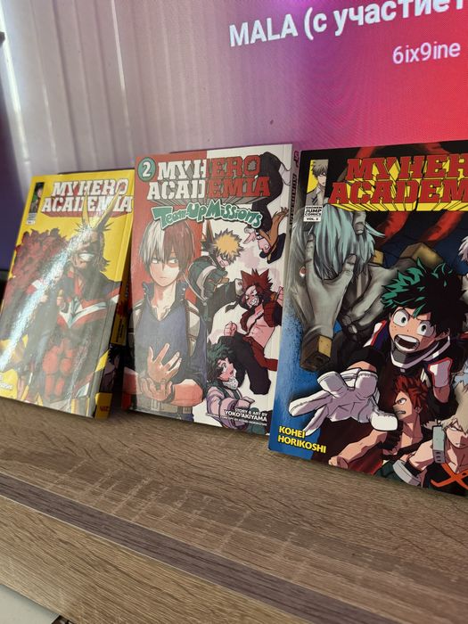 Продавам манги на attack on titan vol.3 , и my hero academia 5-те vola