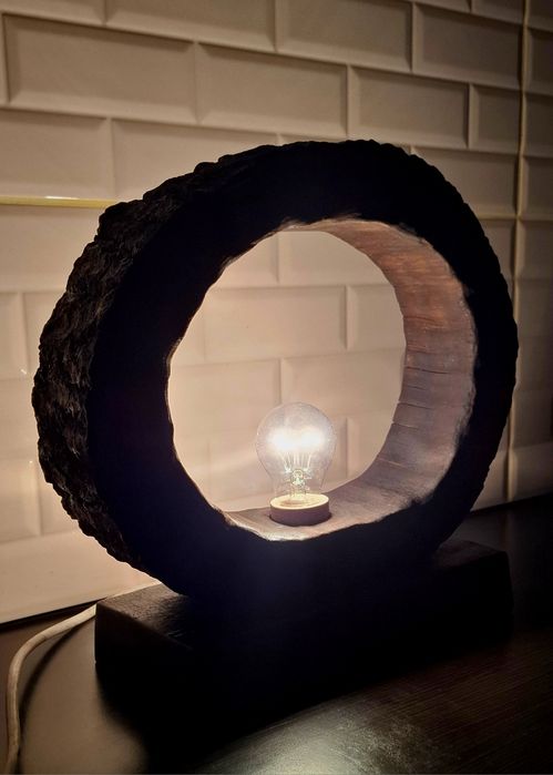 Lampă decorativă unicat din lemn - design rustic-modern