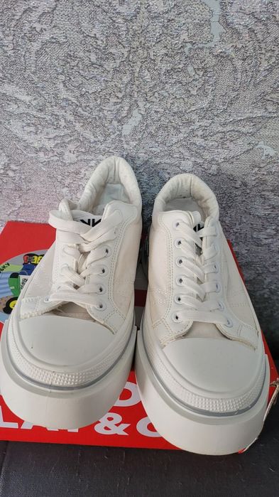 Кроссовки женские