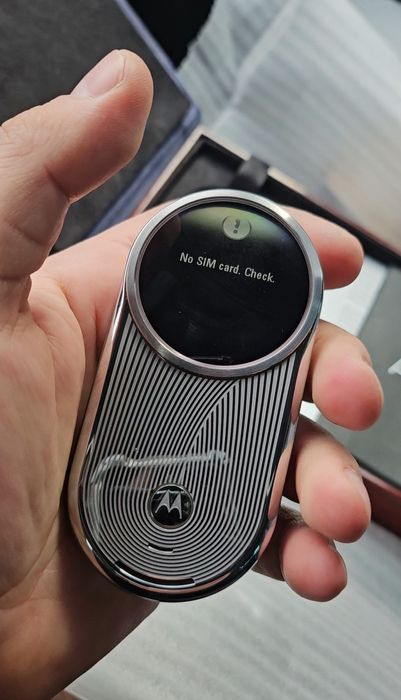 Motorola Aura R1 telefon cu butoane clasic