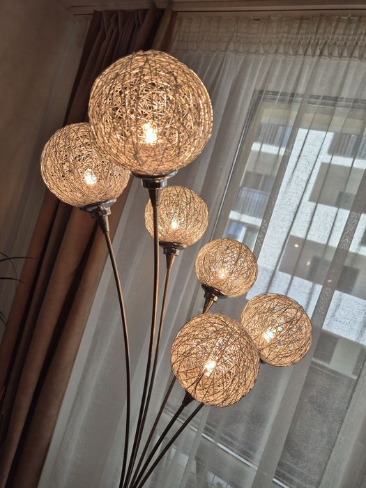Lampadar modern cu 6 abajururi sferice