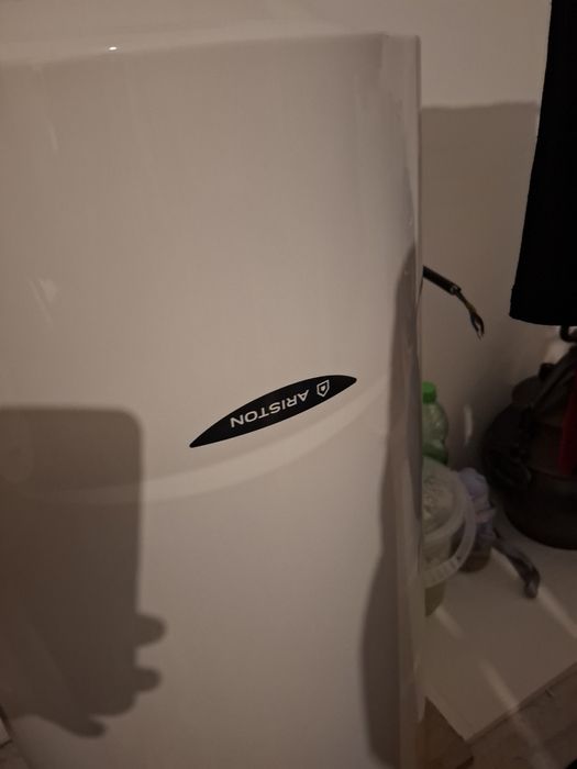 Vand boilar electric ariston 100 litri ca nou folosit 1 luna
