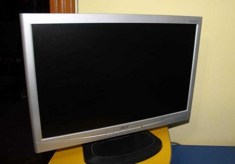 Vând calculator cu monitor