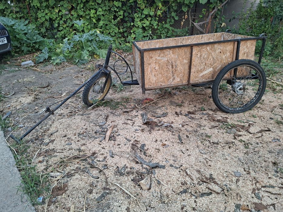 Vând cărucior poate fi folosit pentru carat gunoi si altele.