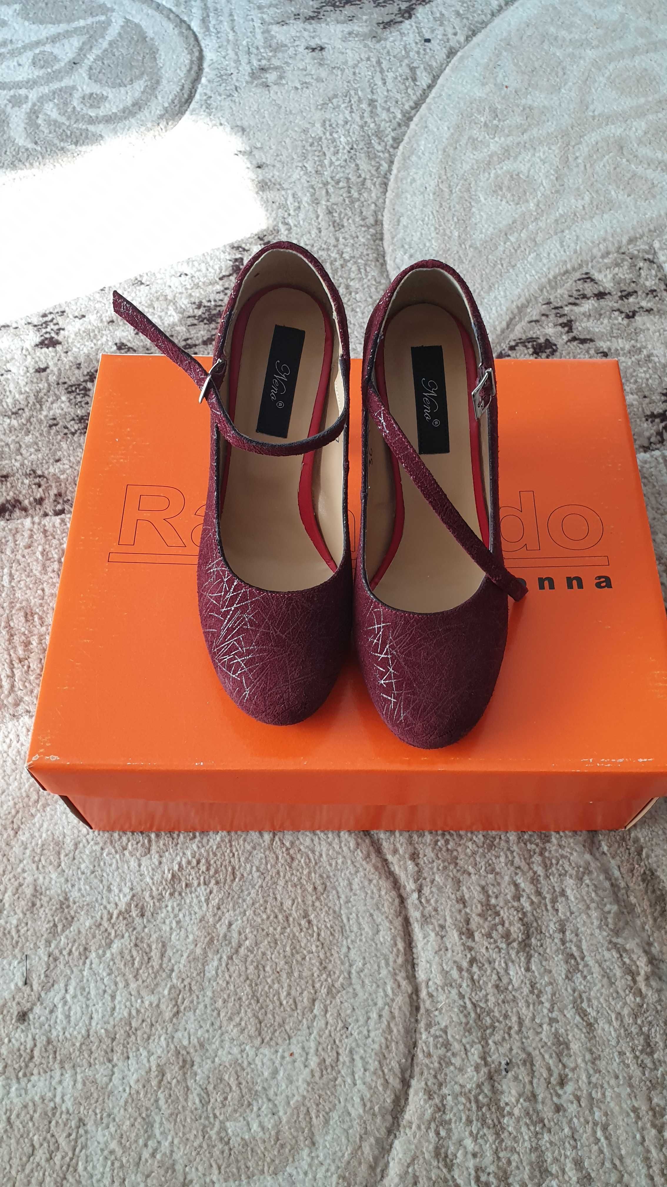 Pantofi cu toc, visinu, negru