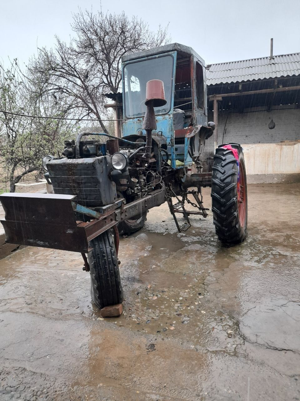 Traktor sotiladi t 28