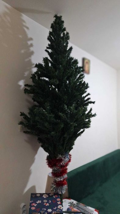 2 brazi artificiali 1,8m si 2,2m + 2 ghirlande brad 2m fiecare