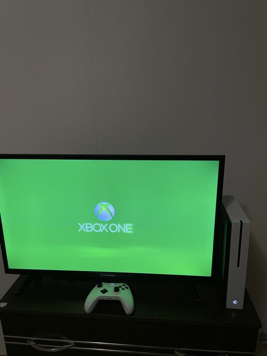 Xbox One S,1T spațiu de sticare ,doua manete plus jocuri
